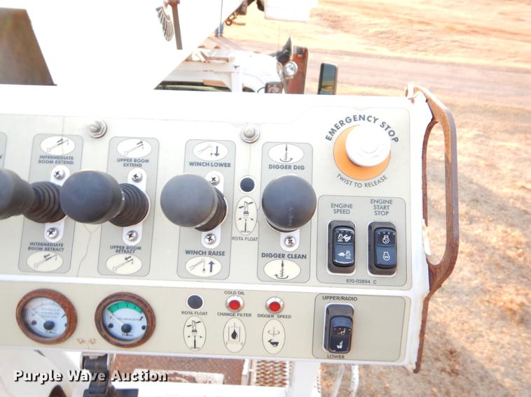 image for item FQ9641 2005 Chevrolet C7500 digger derrick truck