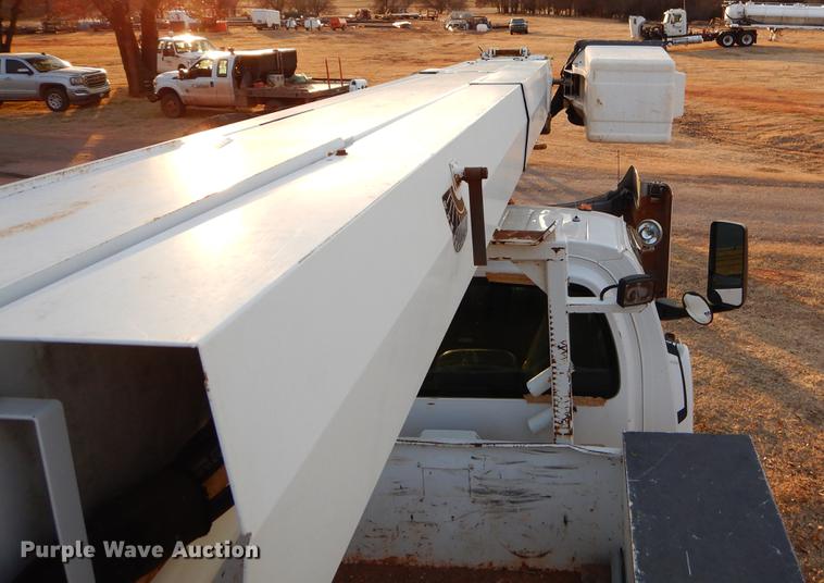 image for item FQ9641 2005 Chevrolet C7500 digger derrick truck