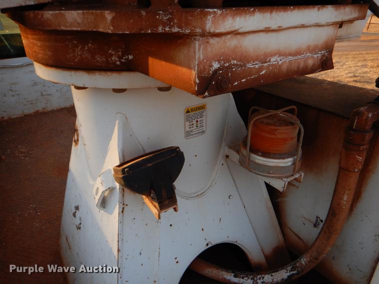 image for item FQ9641 2005 Chevrolet C7500 digger derrick truck