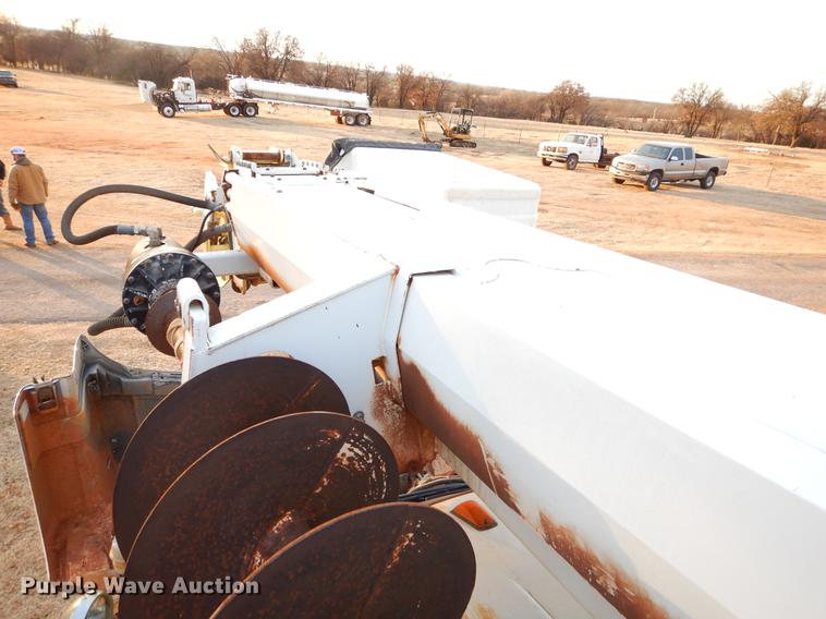 image for item FQ9641 2005 Chevrolet C7500 digger derrick truck