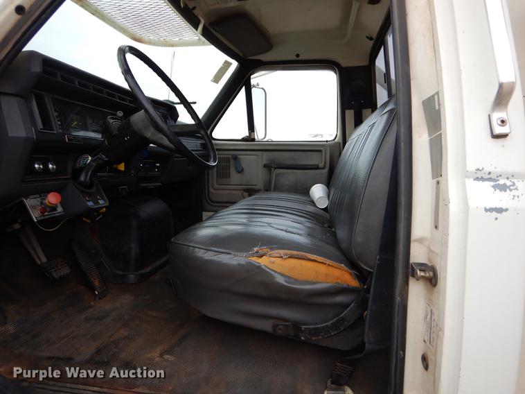 image for item FQ9642 1992 Ford F800 bucket truck