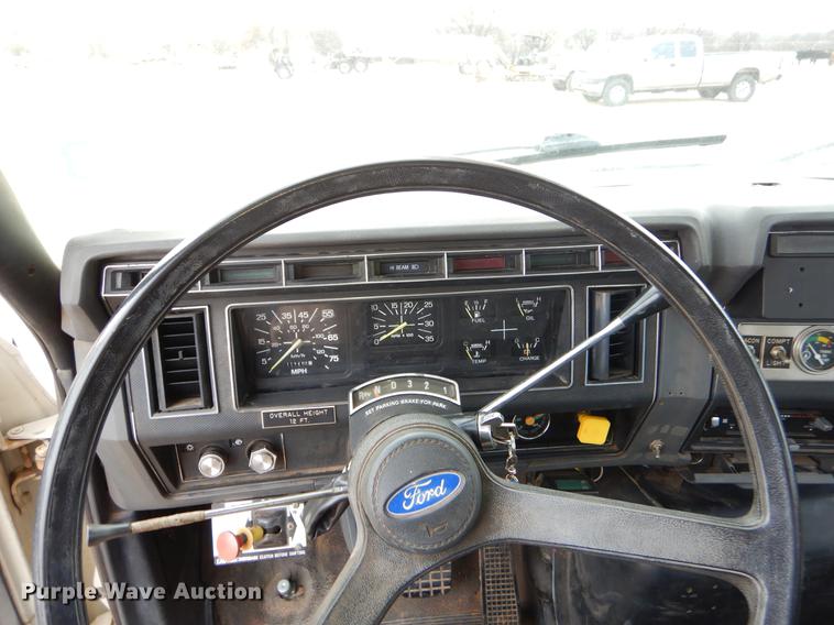 image for item FQ9642 1992 Ford F800 bucket truck