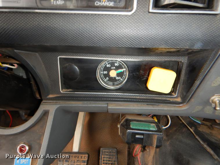 image for item FQ9642 1992 Ford F800 bucket truck