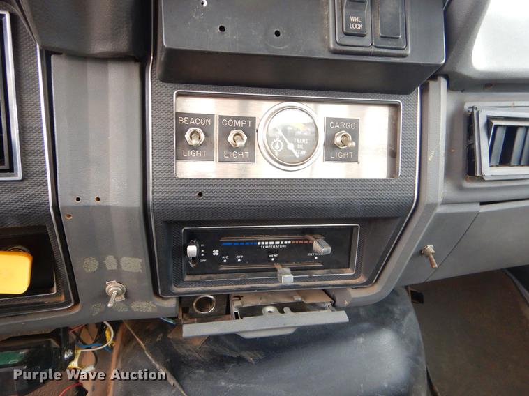 image for item FQ9642 1992 Ford F800 bucket truck