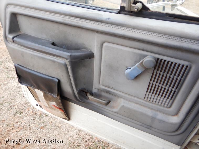 image for item FQ9642 1992 Ford F800 bucket truck