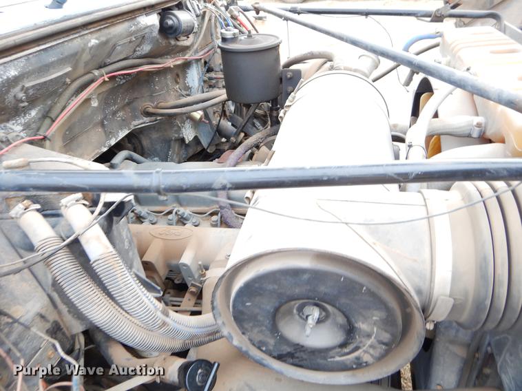 image for item FQ9642 1992 Ford F800 bucket truck