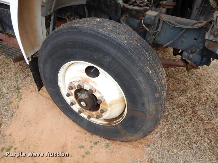 image for item FQ9642 1992 Ford F800 bucket truck