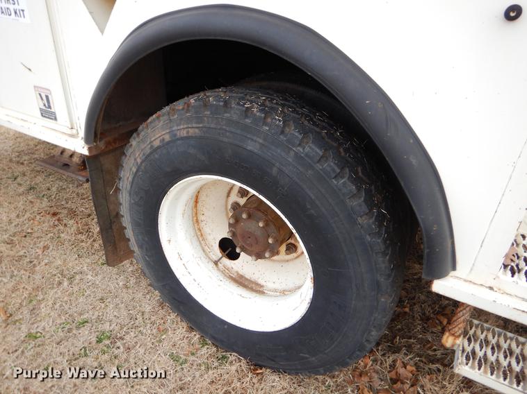 image for item FQ9642 1992 Ford F800 bucket truck