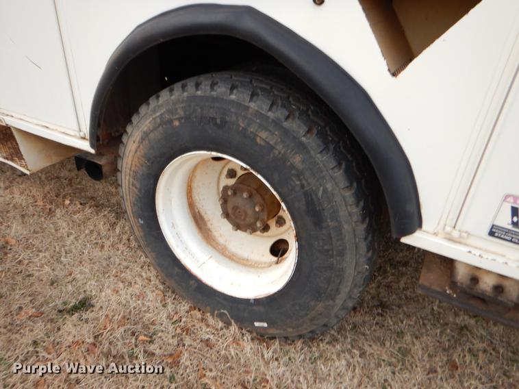 image for item FQ9642 1992 Ford F800 bucket truck