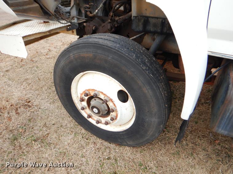 image for item FQ9642 1992 Ford F800 bucket truck