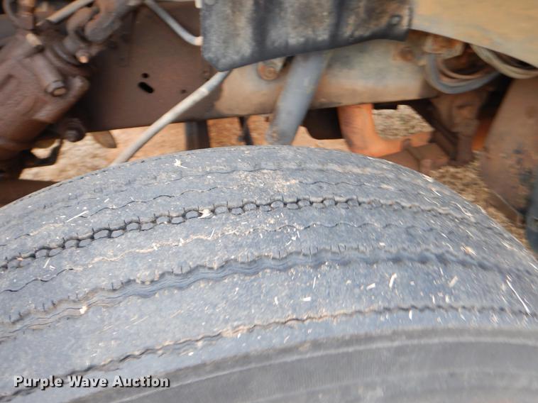 image for item FQ9642 1992 Ford F800 bucket truck