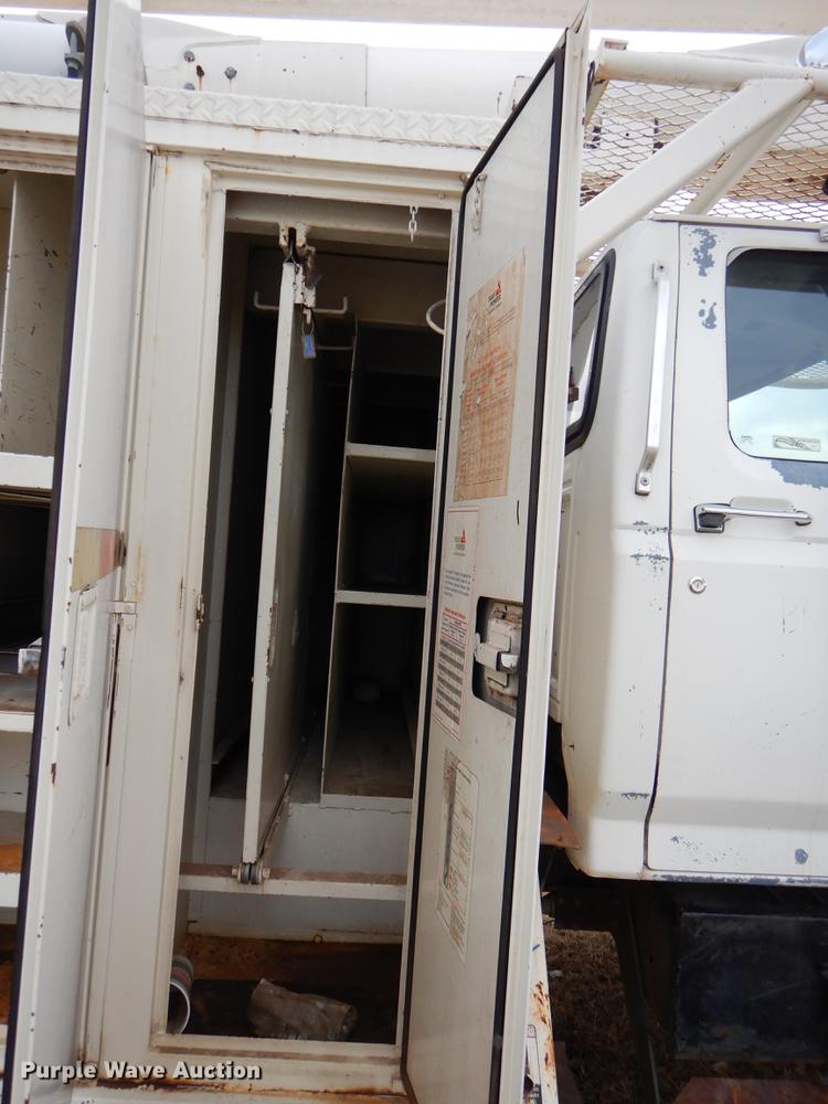 image for item FQ9642 1992 Ford F800 bucket truck