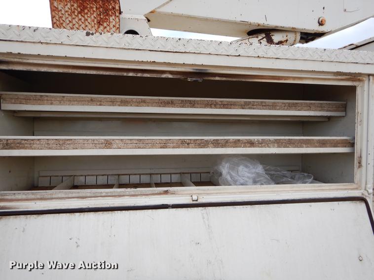 image for item FQ9642 1992 Ford F800 bucket truck