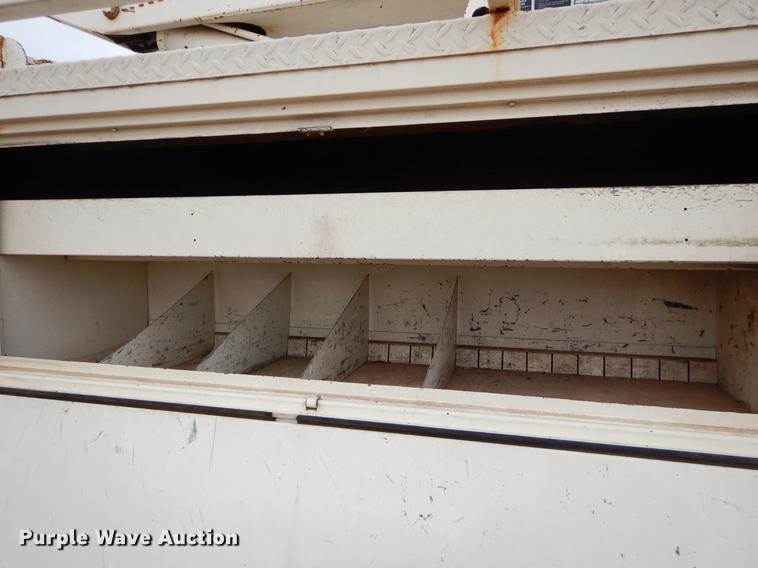 image for item FQ9642 1992 Ford F800 bucket truck