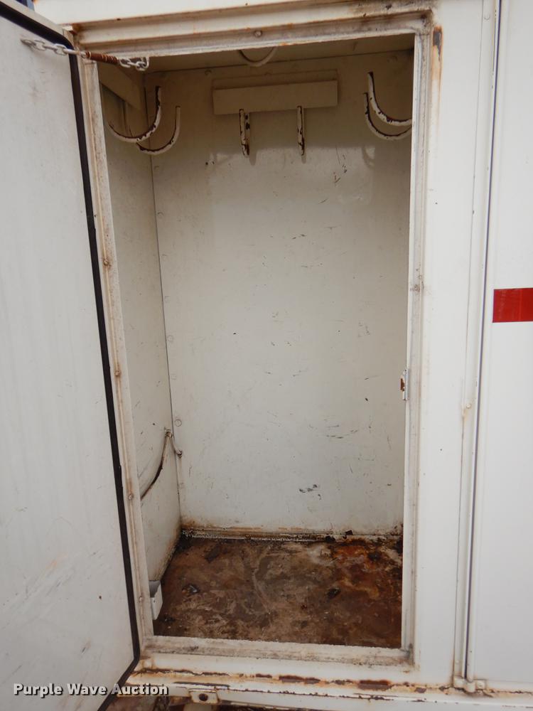 image for item FQ9642 1992 Ford F800 bucket truck