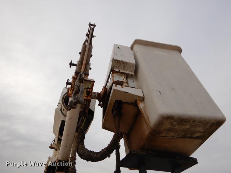 image for item FQ9642 1992 Ford F800 bucket truck