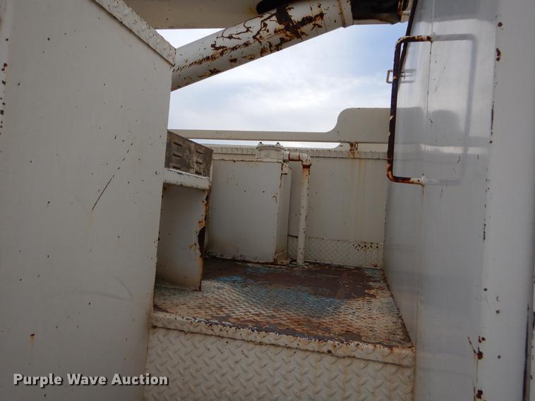 image for item FQ9642 1992 Ford F800 bucket truck