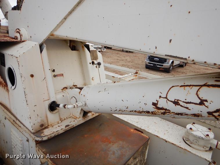 image for item FQ9642 1992 Ford F800 bucket truck