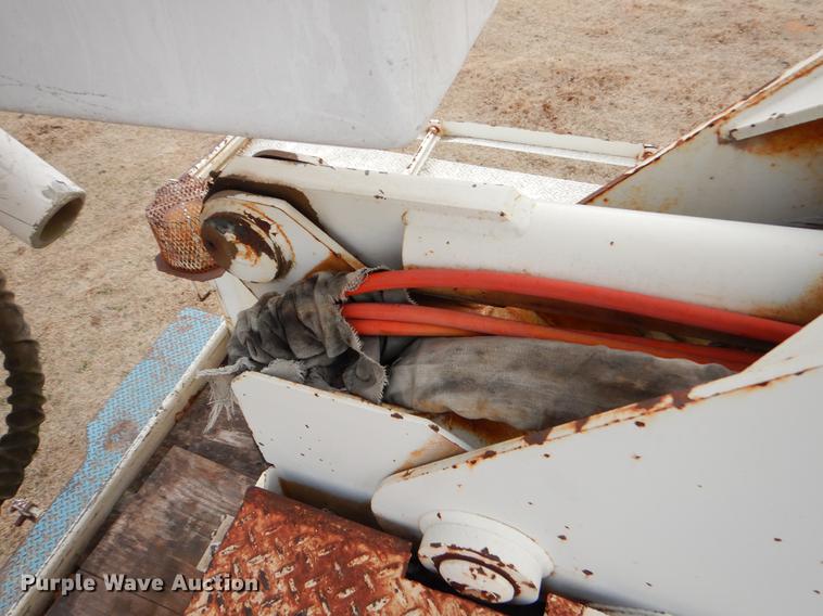 image for item FQ9642 1992 Ford F800 bucket truck