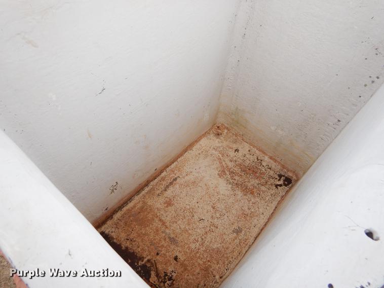 image for item FQ9642 1992 Ford F800 bucket truck