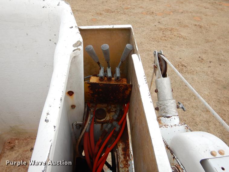 image for item FQ9642 1992 Ford F800 bucket truck