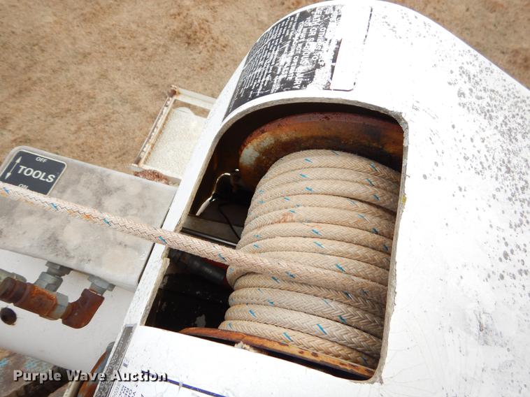 image for item FQ9642 1992 Ford F800 bucket truck