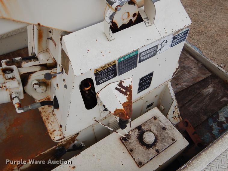 image for item FQ9642 1992 Ford F800 bucket truck