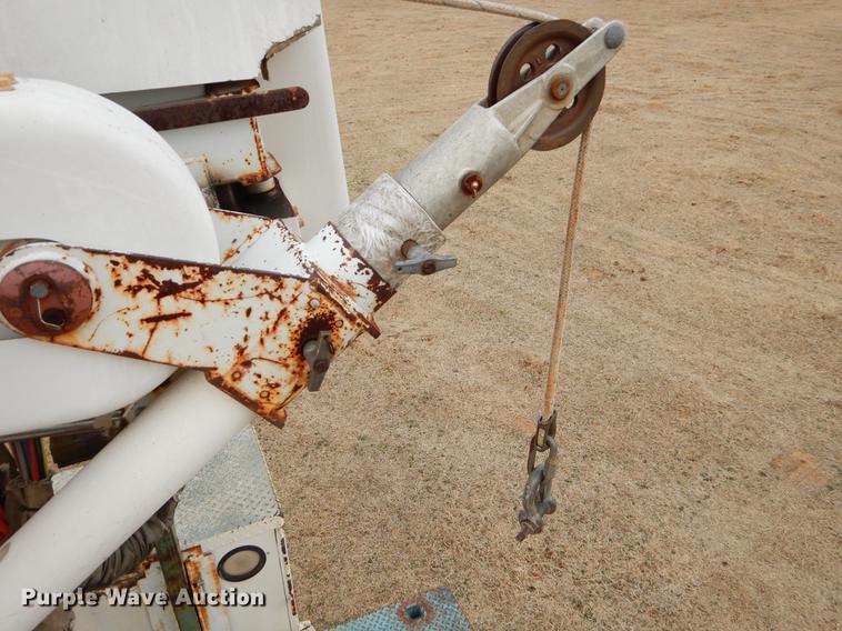 image for item FQ9642 1992 Ford F800 bucket truck