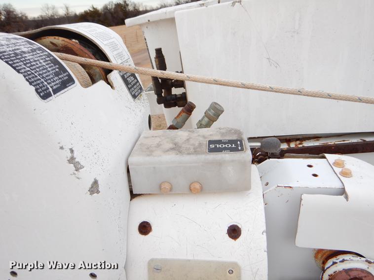 image for item FQ9642 1992 Ford F800 bucket truck