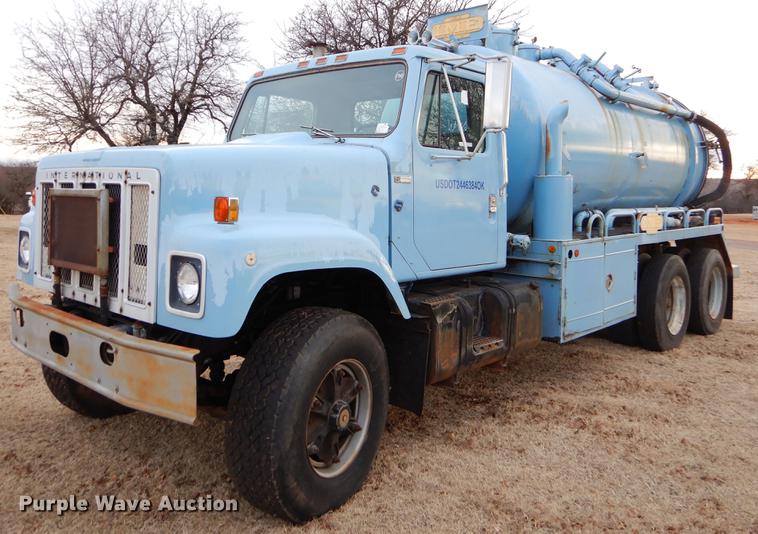 image for item FQ9643 1979 International F2574 vacuum truck