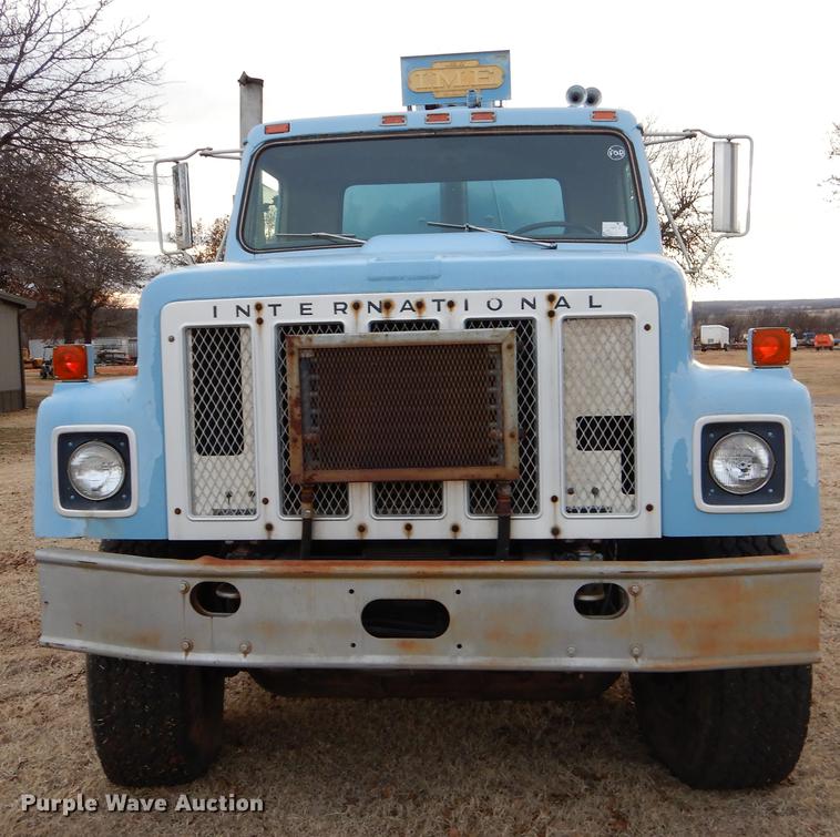 image for item FQ9643 1979 International F2574 vacuum truck