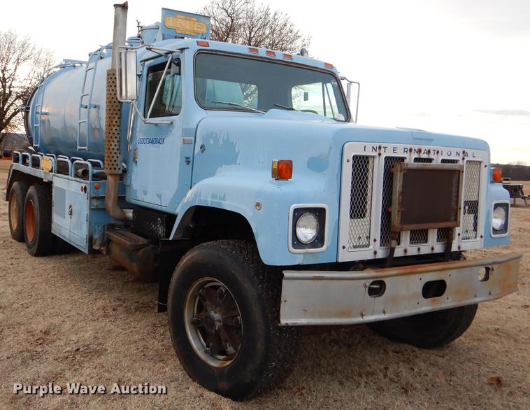 image for item FQ9643 1979 International F2574 vacuum truck