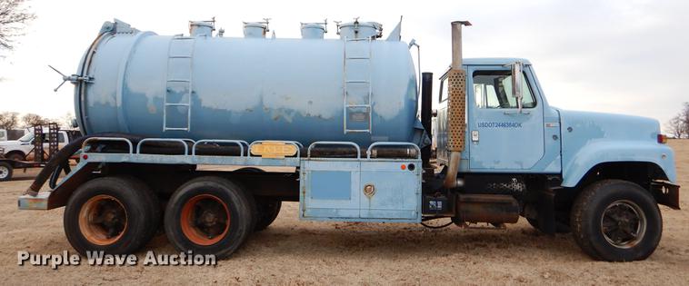 image for item FQ9643 1979 International F2574 vacuum truck