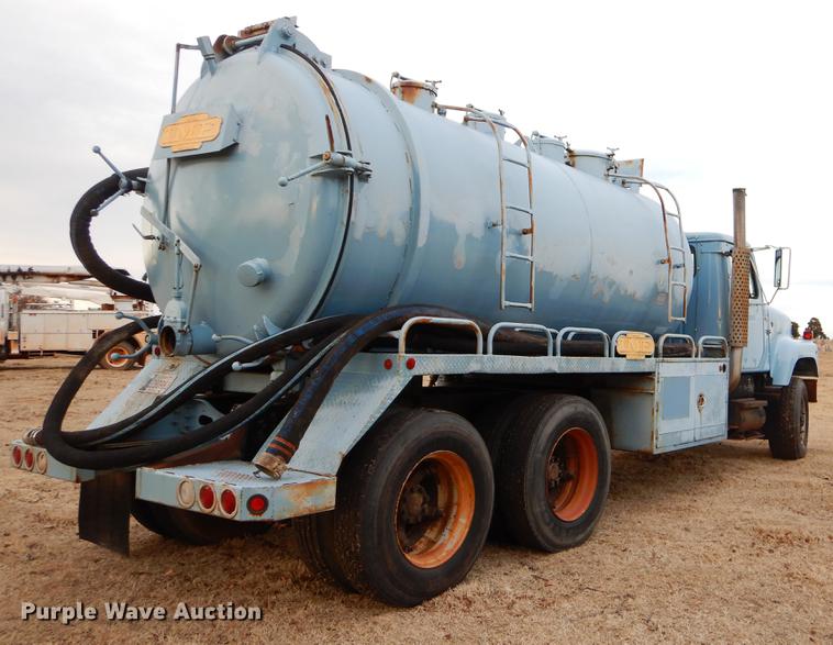 image for item FQ9643 1979 International F2574 vacuum truck