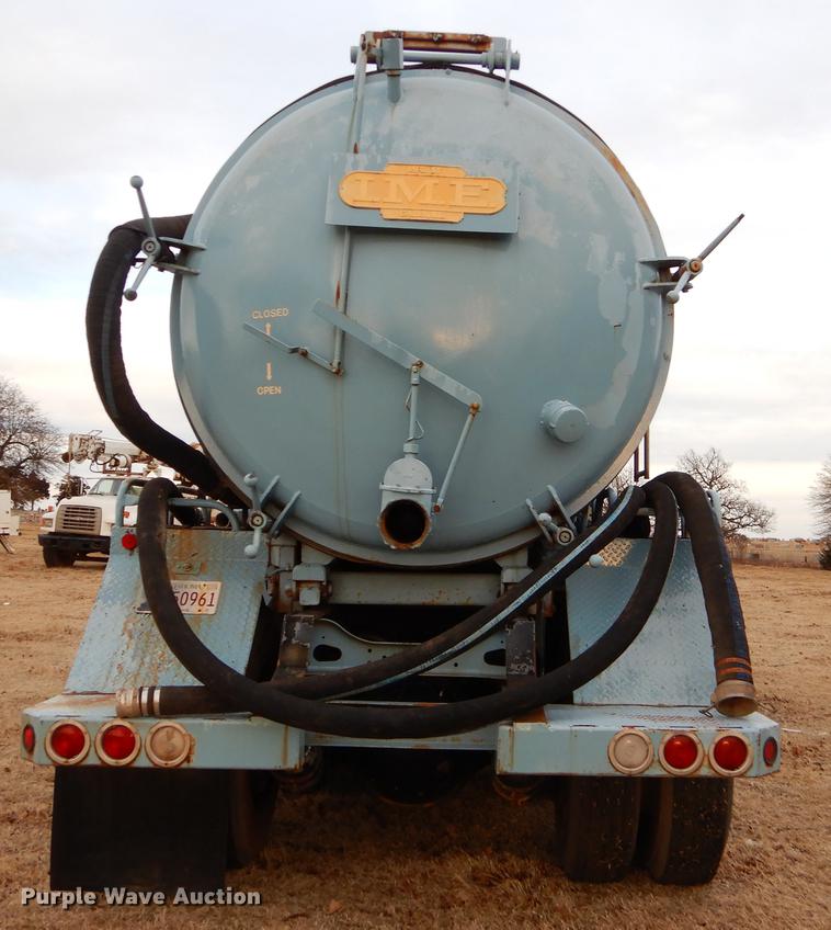 image for item FQ9643 1979 International F2574 vacuum truck