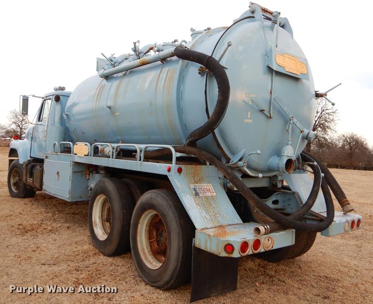 image for item FQ9643 1979 International F2574 vacuum truck