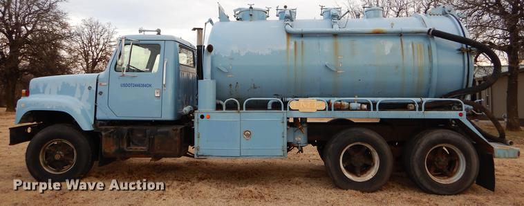 image for item FQ9643 1979 International F2574 vacuum truck