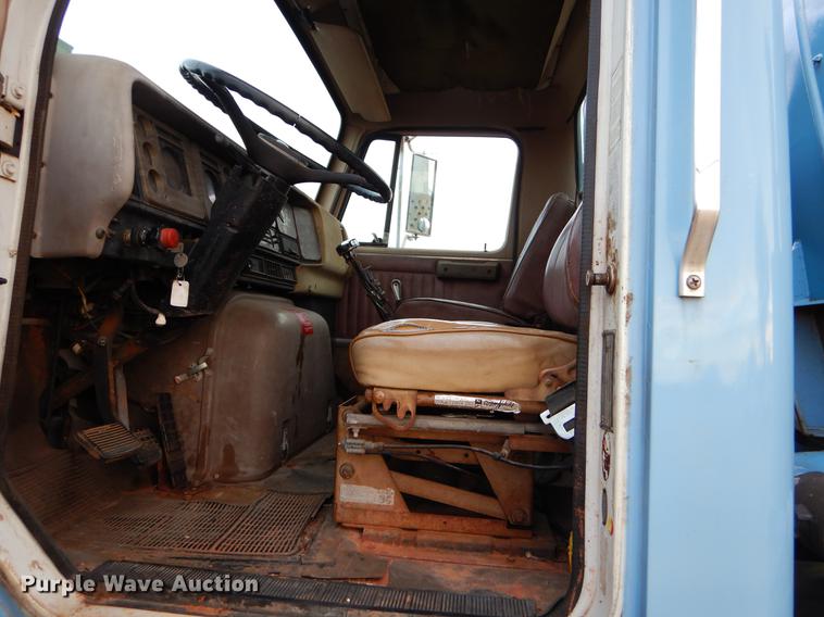 image for item FQ9643 1979 International F2574 vacuum truck