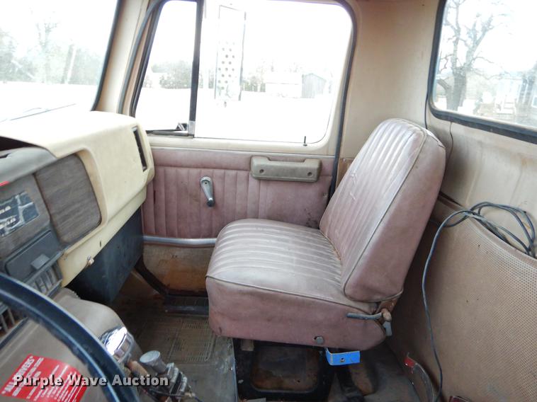 image for item FQ9643 1979 International F2574 vacuum truck