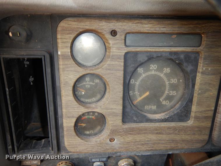 image for item FQ9643 1979 International F2574 vacuum truck