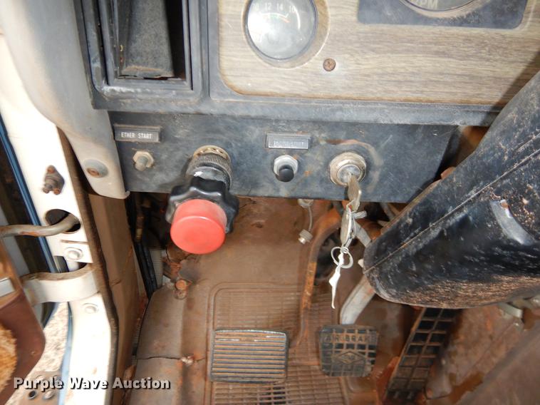 image for item FQ9643 1979 International F2574 vacuum truck