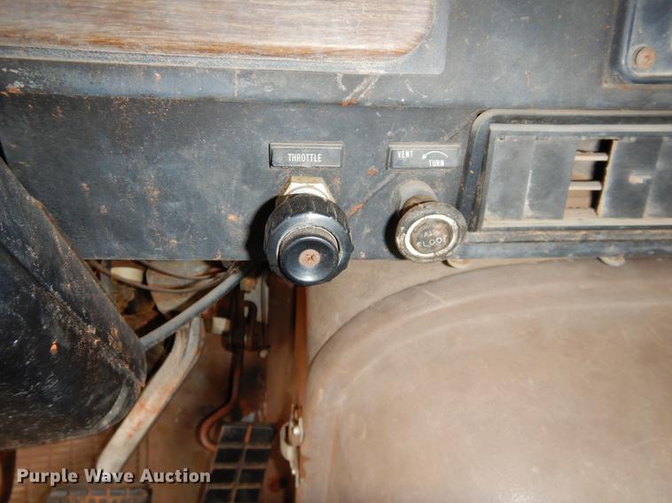 image for item FQ9643 1979 International F2574 vacuum truck