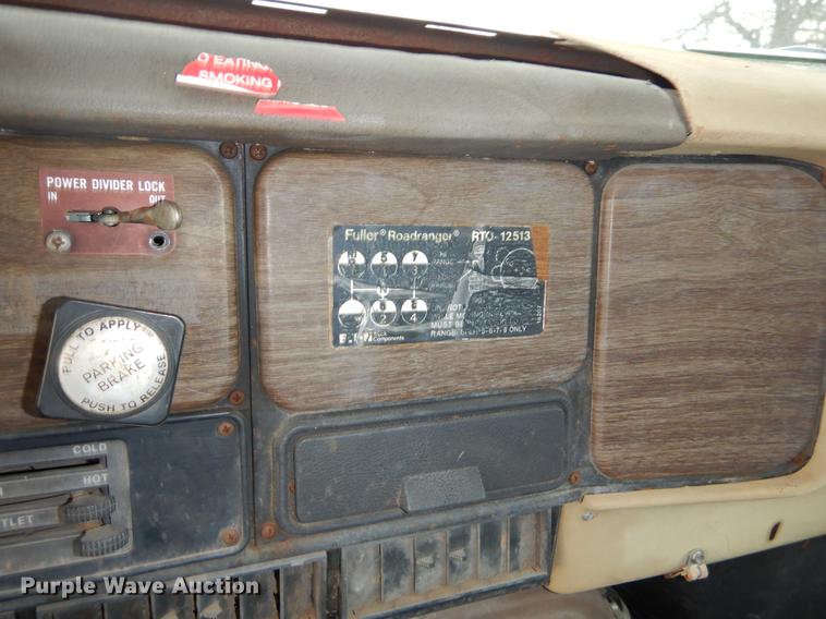 image for item FQ9643 1979 International F2574 vacuum truck