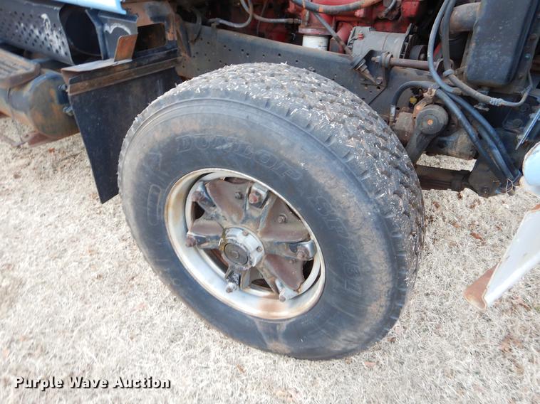 image for item FQ9643 1979 International F2574 vacuum truck