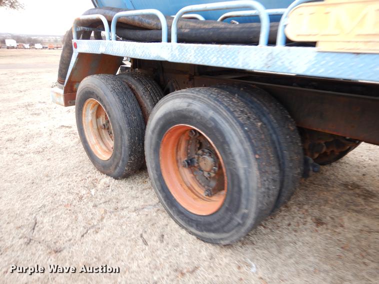 image for item FQ9643 1979 International F2574 vacuum truck