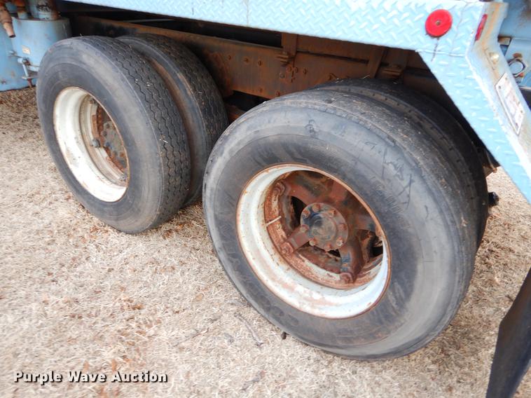 image for item FQ9643 1979 International F2574 vacuum truck