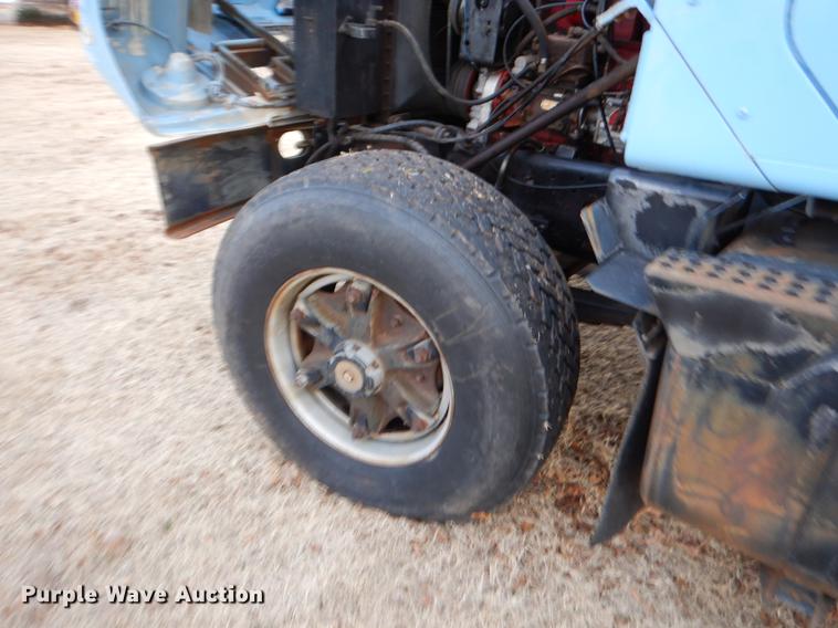 image for item FQ9643 1979 International F2574 vacuum truck