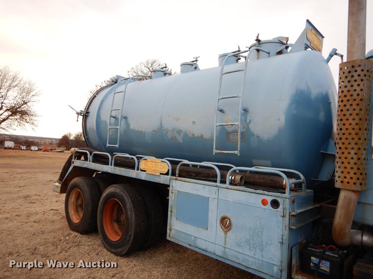 image for item FQ9643 1979 International F2574 vacuum truck