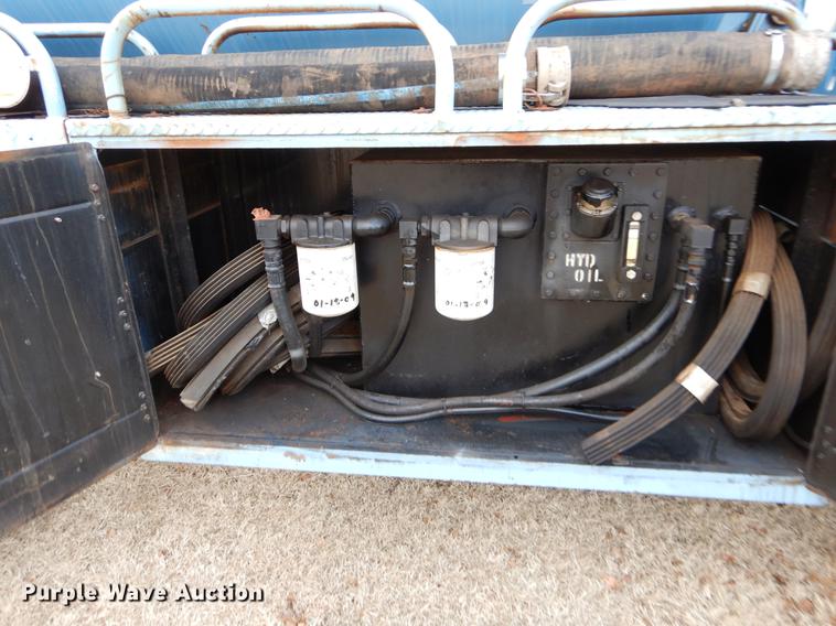 image for item FQ9643 1979 International F2574 vacuum truck