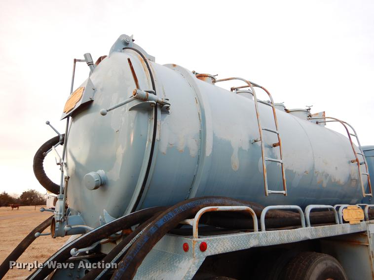 image for item FQ9643 1979 International F2574 vacuum truck